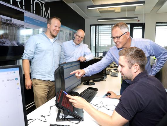 Aiforsiten tiimi tarkistamassa tuottavuuslukuja