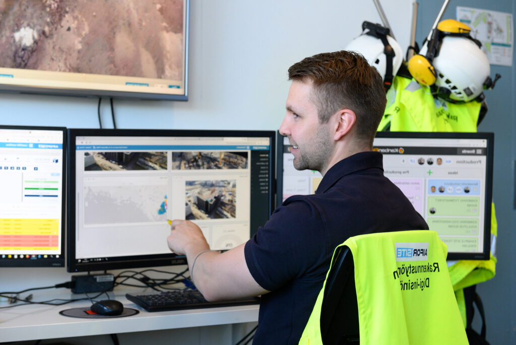 Tuottavuusinsinööri 2 Productivity engineer in the control room